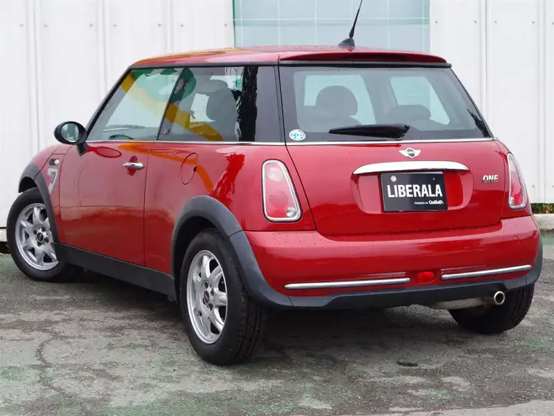 カタログ画像：ＭＩＮＩ（MINI） ワン セブン 2006年2月 GH-RA16 1600cc ソーラー・レッド（メタリック）orチリ・レッド（ソリッド） 燃費14.0km / l  バック