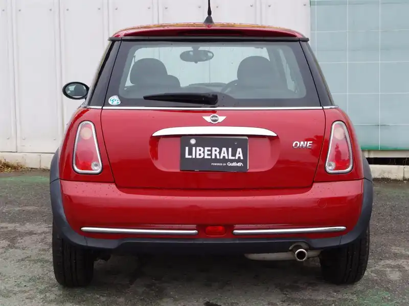 カタログ画像：ＭＩＮＩ（MINI） ワン セブン 2006年2月 GH-RA16 1600cc ソーラー・レッド（メタリック）orチリ・レッド（ソリッド） 燃費14.0km / l  バック