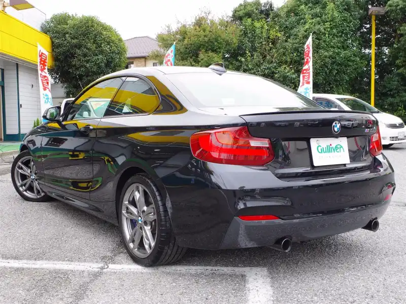 カタログ画像：２シリーズ（2 SERIES） Ｍ２３５ｉクーペ 2014年6月 DBA-1J30 3000cc ブラック・サファイア（メタリック・カラー） 燃費12.5km / l バック