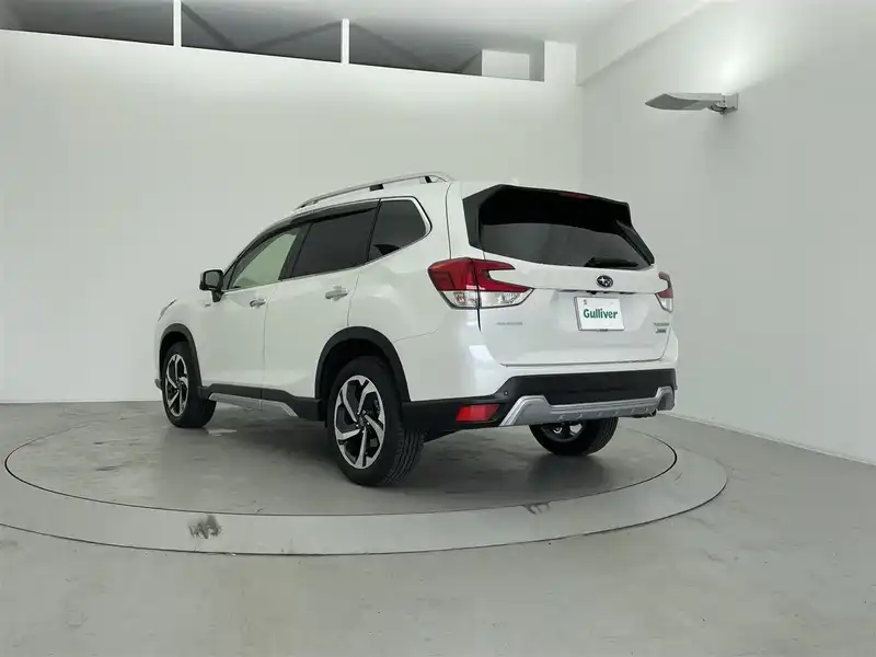 カタログ画像：フォレスター（FORESTER） ツーリング 2023年8月 5AA-SKE 2000cc クリスタルホワイト・パール 燃費14.0km / l バック