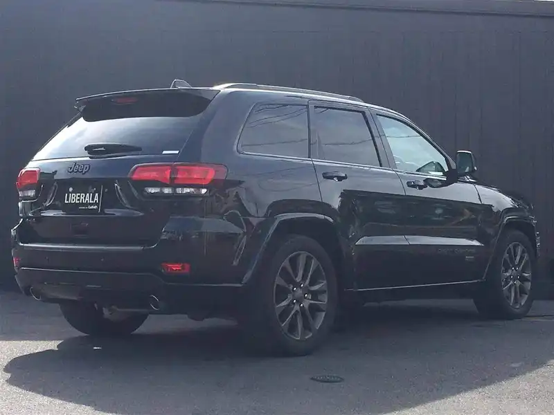 カタログ画像：ジープ・グランドチェロキー（JEEP GRAND CHEROKEE） ７５ｔｈアニバーサリーエディション 2016年7月 ABA-WK36TA 3600cc ブリリアントブラッククリスタルパールコート 燃費9.6km / l バック