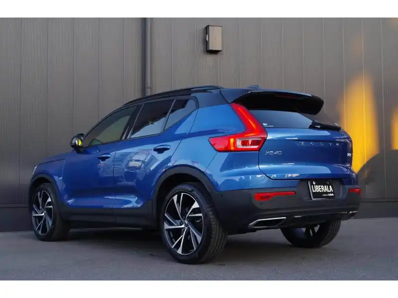 カタログ画像：ＸＣ４０（XC40） Ｔ５ ＡＷＤ Ｒデザイン 2018年3月 DBA-XB420XC 2000cc バースティングブルーメタリック 燃費12.4km / l バック