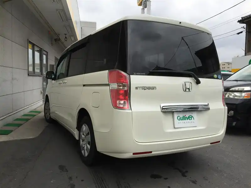 カタログ画像：ステップワゴン（STEPWAGON） Ｇ 2009年10月 DBA-RK1 2000cc プレミアムホワイト・パール 燃費14.2km / l  バック