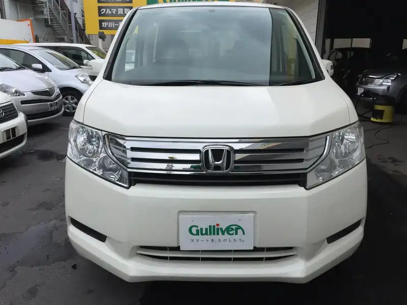 カタログ画像：ステップワゴン（STEPWAGON） Ｇ 2009年10月 DBA-RK2 2000cc プレミアムホワイト・パール 燃費12.6km / l  フロント