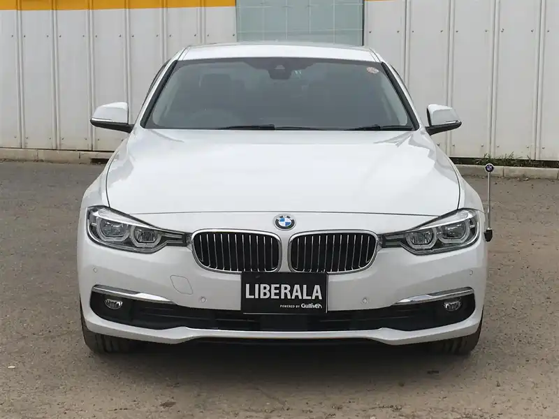 カタログ画像：３シリーズ（3 SERIES） ３２０ｉ ｘＤｒｉｖｅ ラグジュアリー 2018年1月 DBA-8A20 2000cc ミネラル・ホワイト 燃費14.9km / l フロント