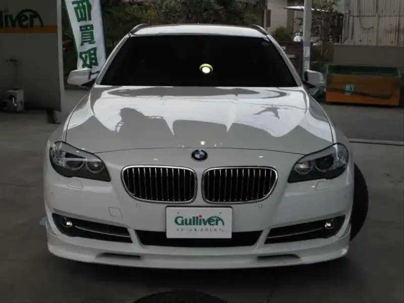 カタログ画像：５シリーズ（5 SERIES） ５２８ｉツーリング 2011年11月 DBA-XL28 2000cc 燃費11.8km / l フロント