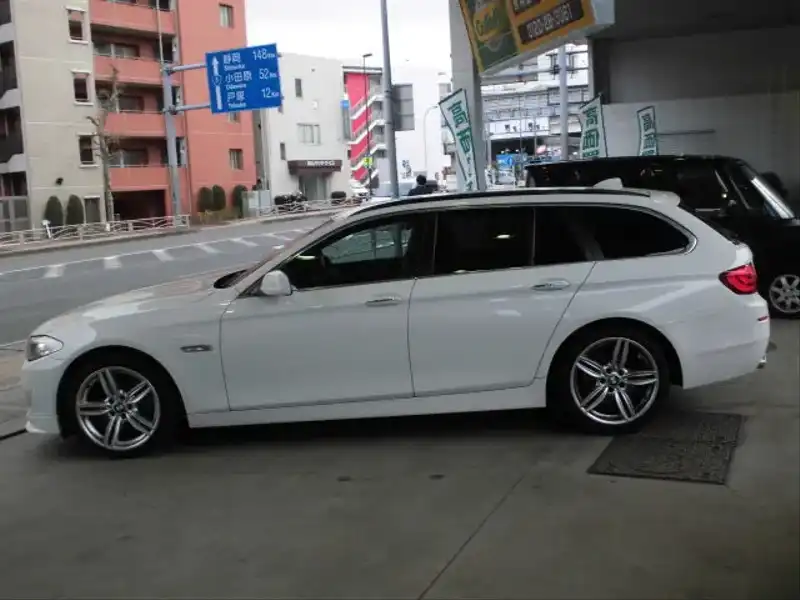 カタログ画像：５シリーズ（5 SERIES） ５２８ｉツーリング 2011年11月 DBA-XL28 2000cc 燃費11.8km / l 外装