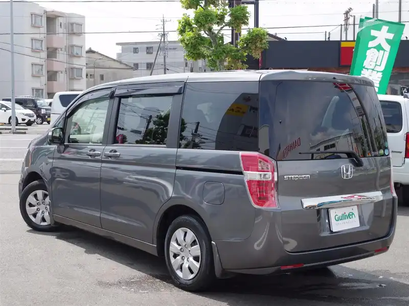 カタログ画像：ステップワゴン（STEPWAGON） Ｌｉ 2012年4月 DBA-RK1 2000cc ポリッシュドメタル・メタリック 燃費14.4km / l バック