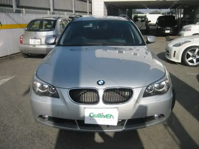 カタログ画像：５シリーズ（5 SERIES） ５２５ｉツーリング 2004年6月 GH-NG25 2500cc チタン・シルバーorシルバー・グレー 燃費8.5km / l  フロント