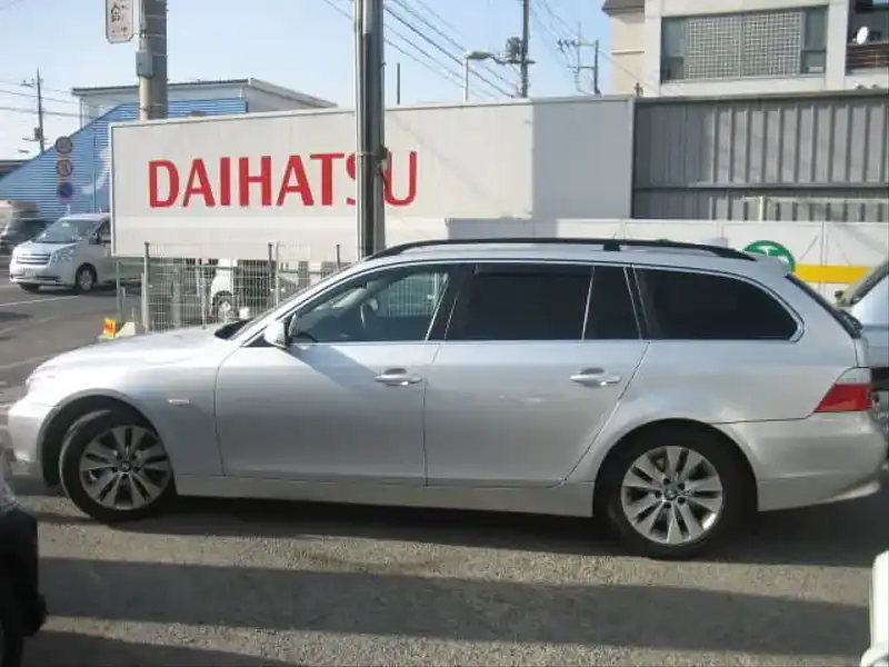 カタログ画像：５シリーズ（5 SERIES） ５２５ｉツーリング 2004年6月 GH-NG25 2500cc チタン・シルバーorシルバー・グレー 燃費8.5km / l  外装