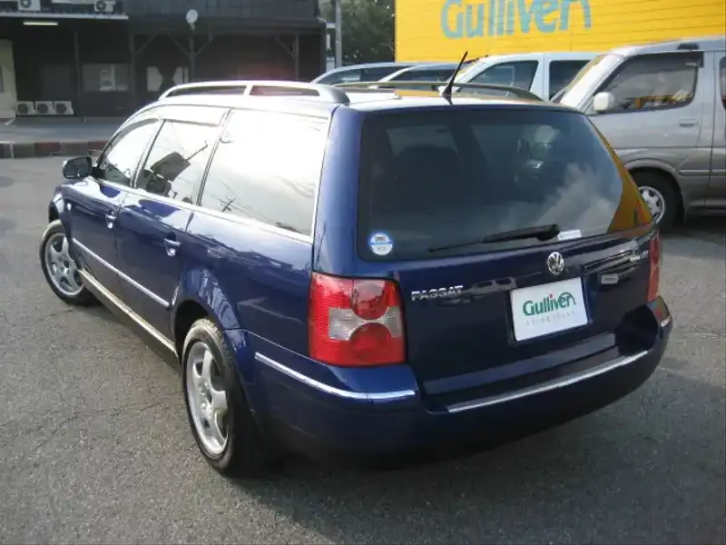 カタログ画像：パサートワゴン（PASSAT WAGON） ベースグレード 2002年4月 GF-3BAZM 2000cc インキーブルーパールエフェクト 燃費10.2km / l  バック