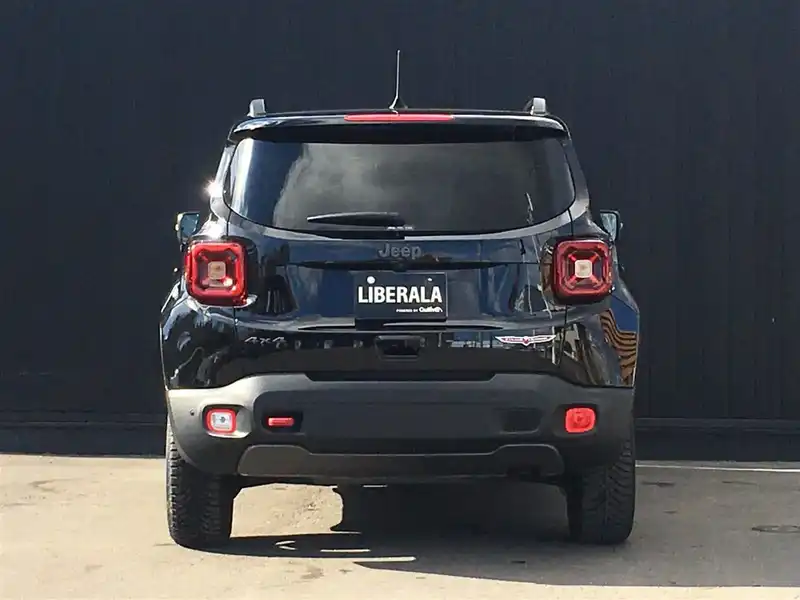 カタログ画像：ジープ・レネゲード（JEEP RENEGADE） トレイルホーク 2019年5月 3BA-BU13 1300cc ブラッククリアコート 燃費11.9km / l バック