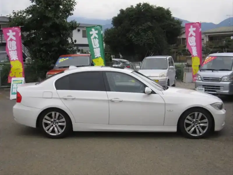 カタログ画像：３シリーズ（3 SERIES） ３３０ｉ 2006年9月 ABA-VB30 3000cc アルピン・ホワイトⅢ（ソリッド・カラー） 燃費9.3km / l  外装