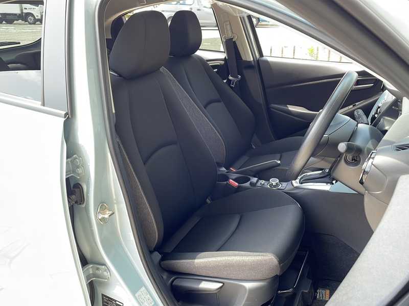 カタログ画像：ＭＡＺＤＡ２（MAZDA2） １５ ＢＤ 2024年4月 5BA-DJLFS 1500cc エアストリームブルーメタリック 燃費20.3km / l 内装
