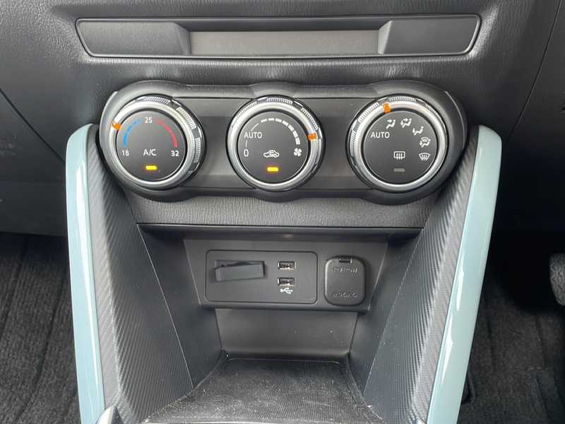 カタログ画像：ＭＡＺＤＡ２（MAZDA2） １５ ＢＤ 2024年4月 5BA-DJLFS 1500cc エアストリームブルーメタリック 燃費20.3km / l 内装
