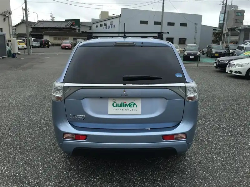 カタログ画像：アウトランダーＰＨＥＶ（OUTLANDER PHEV） Ｇナビパッケージ 2014年1月 DLA-GG2W 2000cc テクニカルシルバーメタリック バック