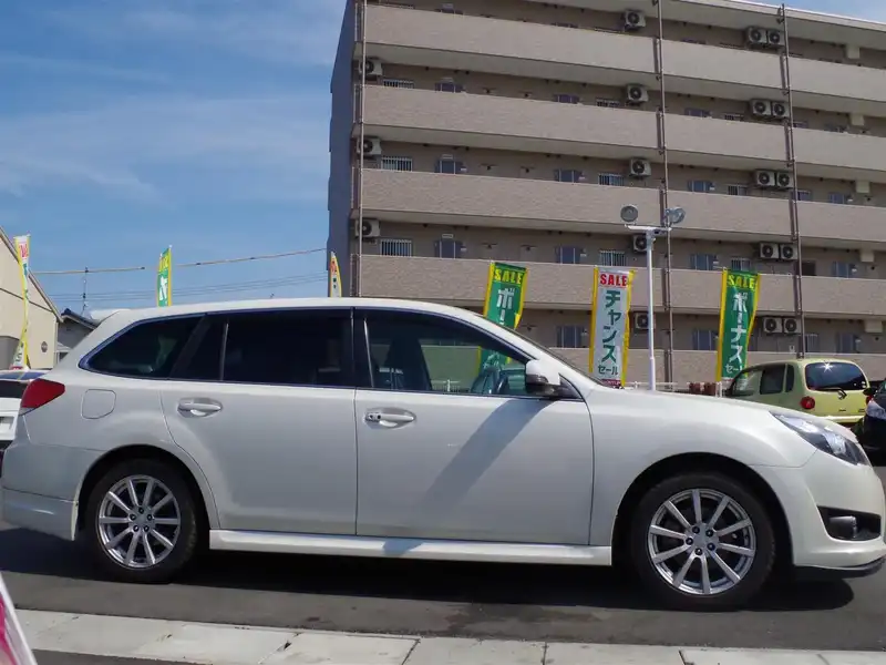 カタログ画像：レガシィツーリングワゴン（LEGACY TOURING WAGON） ２．５ｉアイサイトＢスポーツ 2011年11月 DBA-BR9 2500cc サテンホワイト・パール 燃費14.0km / l  外装