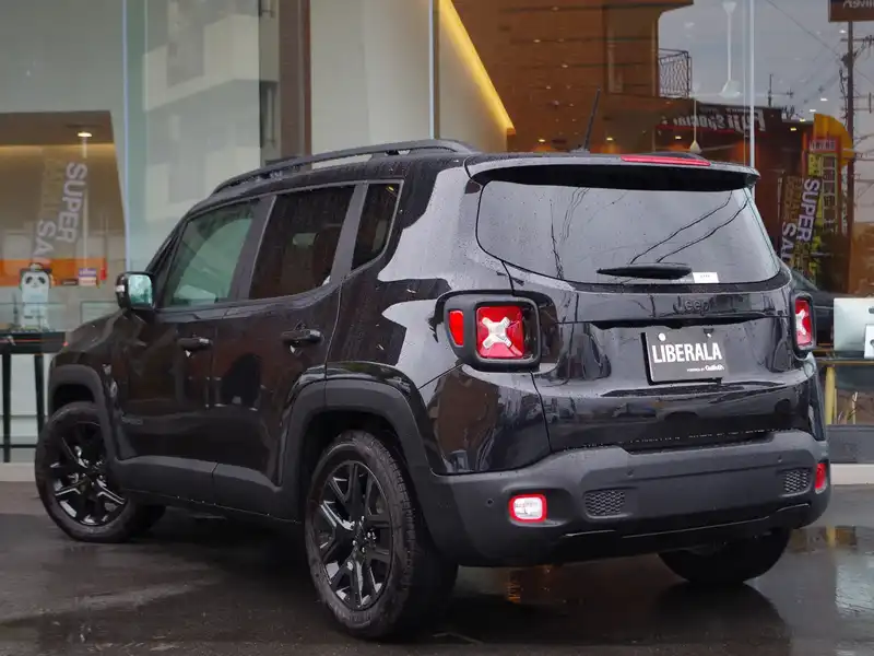 10104677 | カタログ画像：ジープ・レネゲード（JEEP RENEGADE） ブラックエディション 2016年7月 ABA-BU14 1400cc カーボンブラックメタリック バック