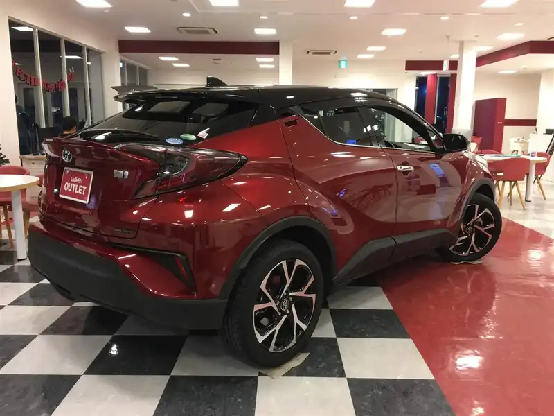 カタログ画像：Ｃ－ＨＲ（C-HR） Ｇ 2018年5月 DAA-ZYX10 1800cc センシュアルレッドマイカorブラック×センシュアルレッドマイカ 燃費30.2km / l バック