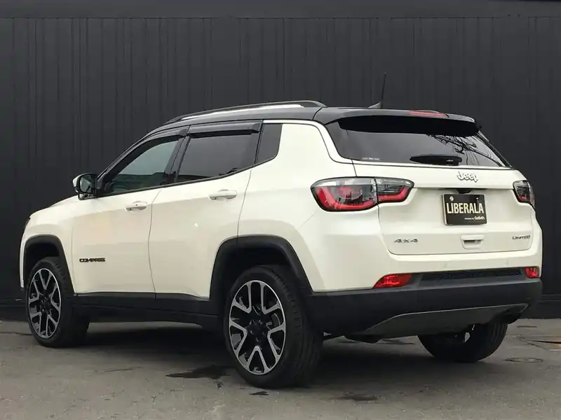 カタログ画像：ジープ・コンパス（JEEP COMPASS） ローンチエディション 2017年12月 ABA-M624 2400cc ヴォーカルホワイトパールコート 燃費9.6km / l バック