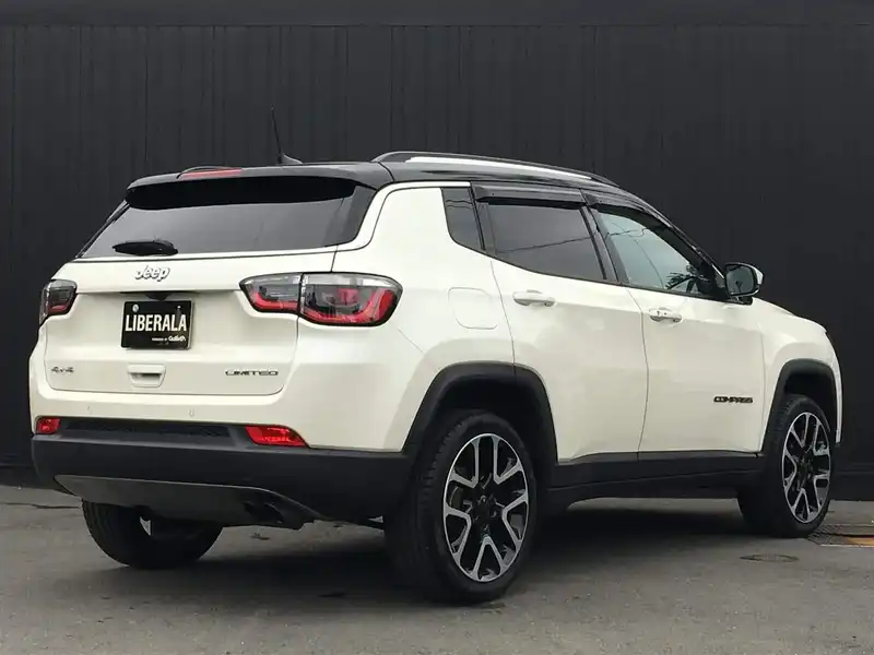 カタログ画像：ジープ・コンパス（JEEP COMPASS） ローンチエディション 2017年12月 ABA-M624 2400cc ヴォーカルホワイトパールコート 燃費9.6km / l バック