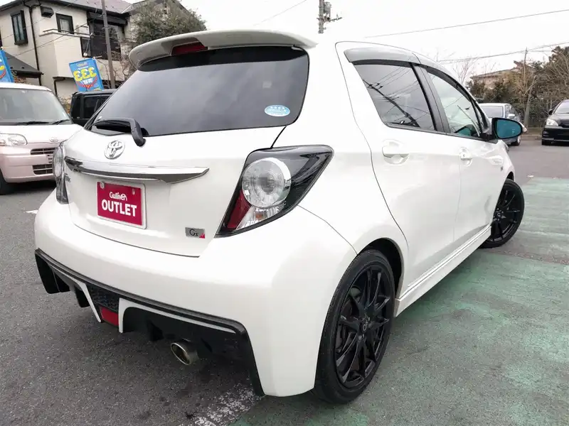 カタログ画像：ヴィッツ（VITZ） ＲＳ Ｇ’ｓ スマートパッケージ 2015年6月 DBA-NCP131 1500cc ホワイトパールクリスタルシャイン 燃費17.2km / l バック