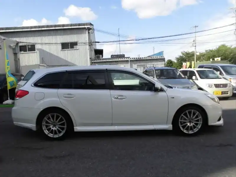 カタログ画像：レガシィツーリングワゴン（LEGACY TOURING WAGON） ２．５ｉアイサイト tＳ 2012年11月 DBA-BRM 2500cc サテンホワイト・パール 燃費12.4km / l 外装