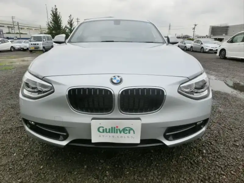 カタログ画像：１シリーズ（1 SERIES） １１６ｉ スポーツ 2014年8月 DBA-1A16 1600cc グレイシャー・シルバー（メタリック･カラー） 燃費16.6km / l フロント