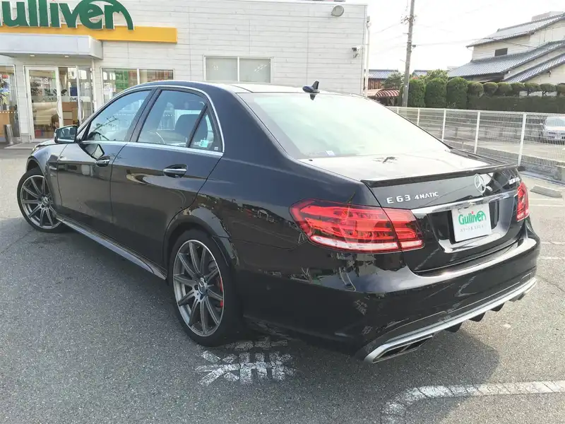 カタログ画像：Ｅクラス（E-CLASS） Ｅ６３ ＡＭＧ Ｓ ４マチック 2015年4月 CBA-212076 5500cc ブラック（Ｓ）orオブシディアンブラック（Ｍ） 燃費8.5km / l バック