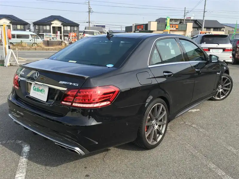 カタログ画像：Ｅクラス（E-CLASS） Ｅ６３ ＡＭＧ Ｓ ４マチック 2015年4月 CBA-212076 5500cc ブラック（Ｓ）orオブシディアンブラック（Ｍ） 燃費8.5km / l バック