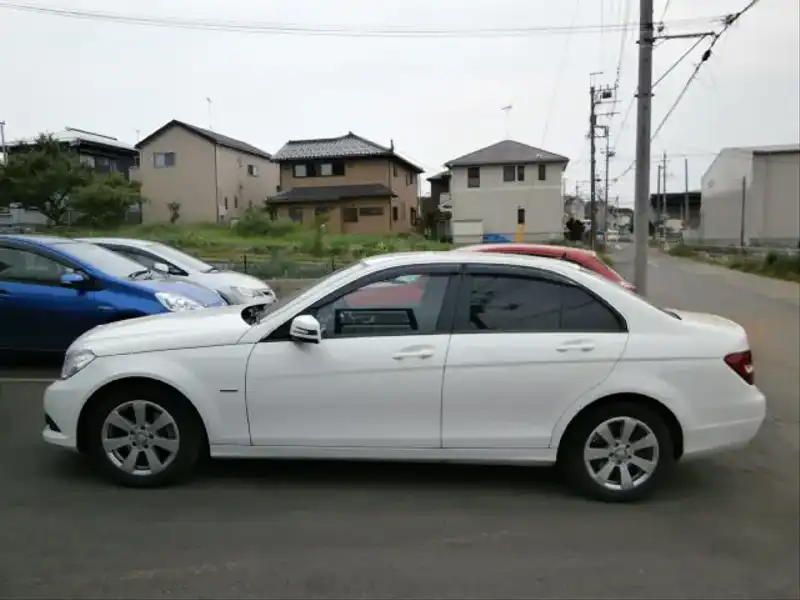 カタログ画像：Ｃクラス（C-CLASS） Ｃ２００ ブルーエフィシェンシー ライト 2011年5月 DBA-204048 1800cc カルサイトホワイト（Ｓ） 燃費11.8km / l 外装