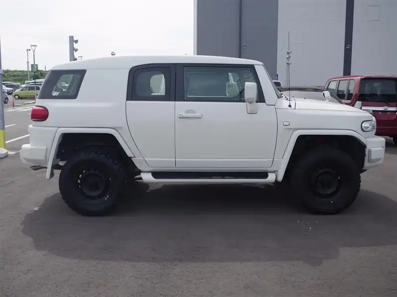 カタログ画像：ＦＪクルーザー（FJ CRUISER） ベースグレード 2012年7月 CBA-GSJ15W 4000cc ホワイト 燃費8.0km / l 外装