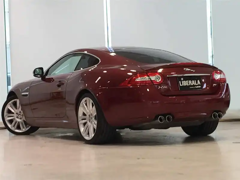 カタログ画像：ＸＫ（XK） ＸＫＲ－Ｓクーペ 2011年12月 CBA-J43YB 5000cc イタリアンレーシングレッド 燃費6.6km / l バック