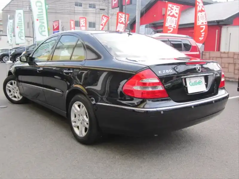 カタログ画像：Ｅクラス（E-CLASS） Ｅ２８０ 2005年8月 DBA-211054C 3000cc エメラルドブラック（Ｍ）orオブシディアンブラック（Ｍ） 燃費9.1km / l  バック