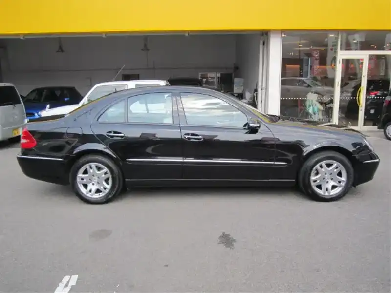 カタログ画像：Ｅクラス（E-CLASS） Ｅ２８０ 2005年8月 DBA-211054C 3000cc エメラルドブラック（Ｍ）orオブシディアンブラック（Ｍ） 燃費9.1km / l  外装