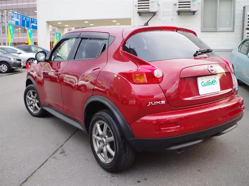 カタログ画像：ジューク（JUKE） １５ＲＳ パーソナライズパッケージ 2014年4月 DBA-YF15 1500cc パッションレッド 燃費18.0km / l バック