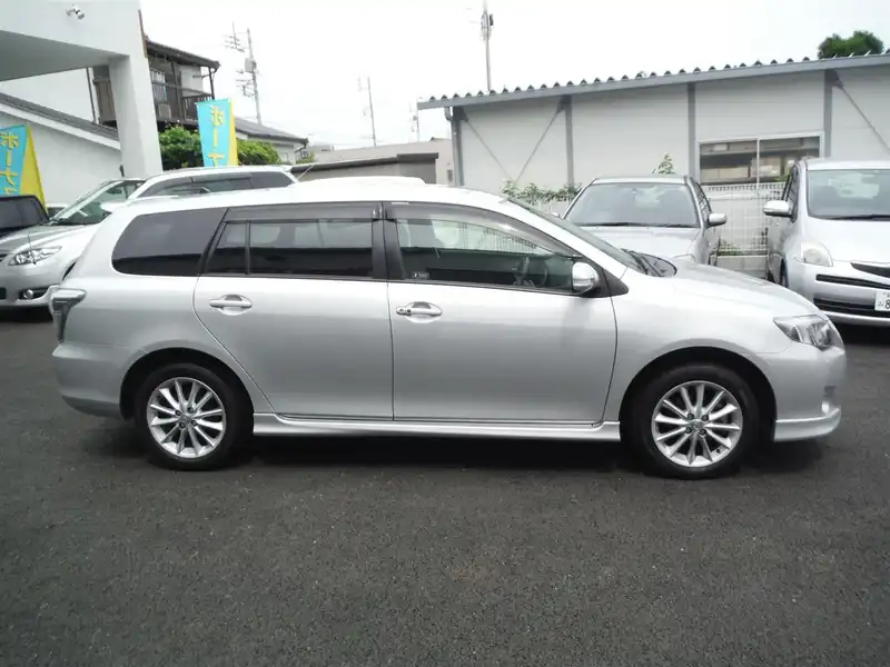 カタログ画像：カローラフィールダー（COROLLA FIELDER） １．５Ｘ エアロツアラー 2010年4月 DBA-NZE141G 1500cc シルバーメタリック 燃費20.0km / l  外装