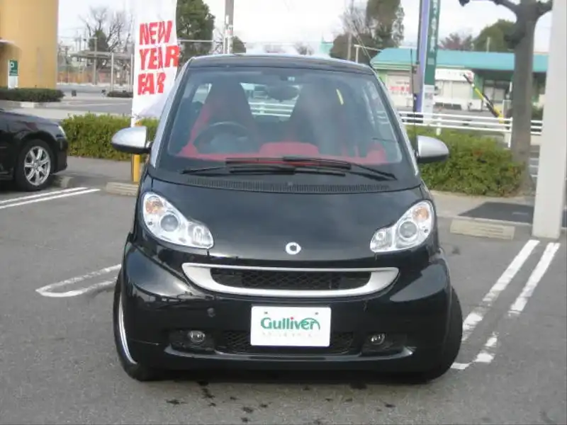 カタログ画像：スマートフォーツークーペ（SMART FORTWO COUPE） スマートフォーツーブラックエディションクーペ ｍｈｄ 2011年9月 CBA-451380 1000cc ディープブラック 燃費23.5km / l  フロント