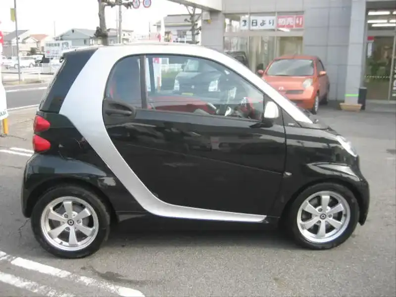 カタログ画像：スマートフォーツークーペ（SMART FORTWO COUPE） スマートフォーツーブラックエディションクーペ ｍｈｄ 2011年9月 CBA-451380 1000cc ディープブラック 燃費23.5km / l  外装