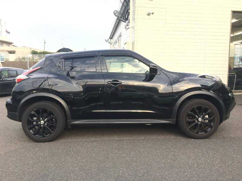 カタログ画像：ジューク（JUKE） １５ＲＸ Ｖアーバンセレクション パーソナライゼーション 2019年10月 DBA-YF15 1500cc スーパーブラック 燃費18.0km / l 外装