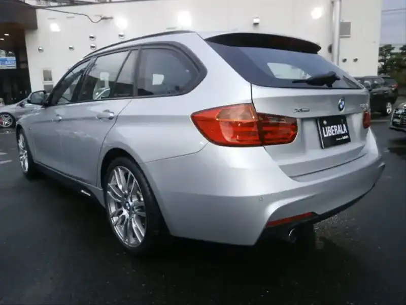 カタログ画像：３シリーズ（3 SERIES） ３２０ｉ ｘＤｒｉｖｅツーリング Ｍスポーツ 2014年8月 DBA-3B20 2000cc オリオン・シルバーorグレイシャー・シルバー 燃費14.5km / l バック