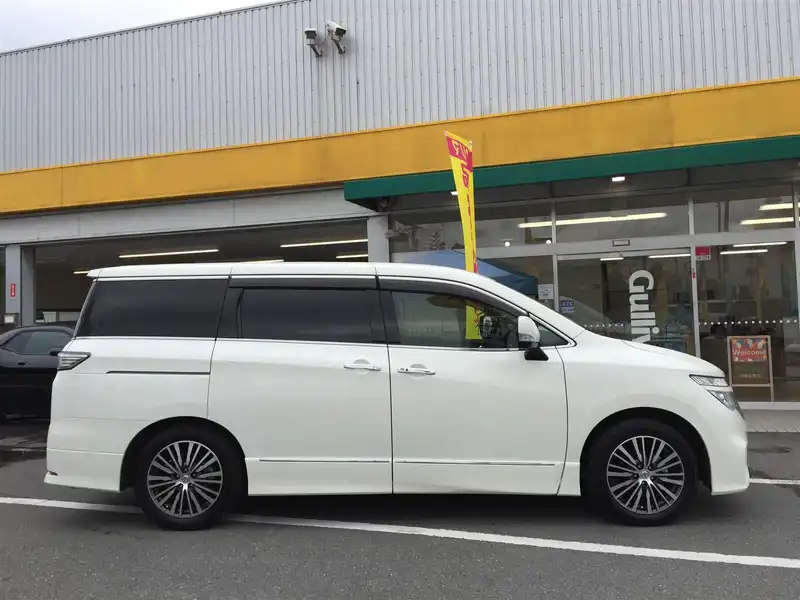 カタログ画像：エルグランド（ELGRAND） ２５０ハイウェイスターＳ アーバンクロム 2015年4月 DBA-TNE52 2500cc ブリリアントホワイトパール（３Ｐ） 燃費10.2km / l 外装