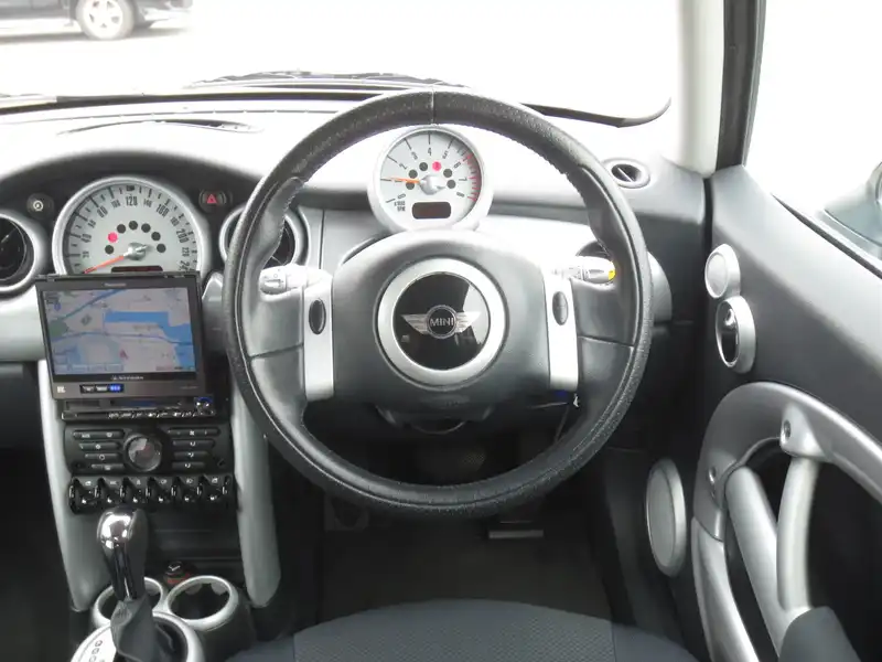 カタログ画像：ＭＩＮＩ（MINI） クーパー 2005年9月 GH-RA16 1600cc ピュア・シルバー（メタリック） 燃費13.4km / l  内装
