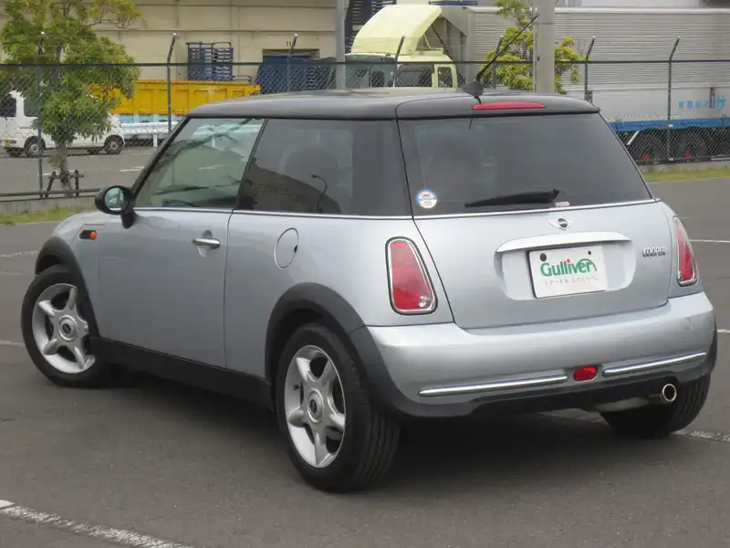 カタログ画像：ＭＩＮＩ（MINI） クーパー 2005年9月 GH-RA16 1600cc ピュア・シルバー（メタリック） 燃費13.4km / l  バック