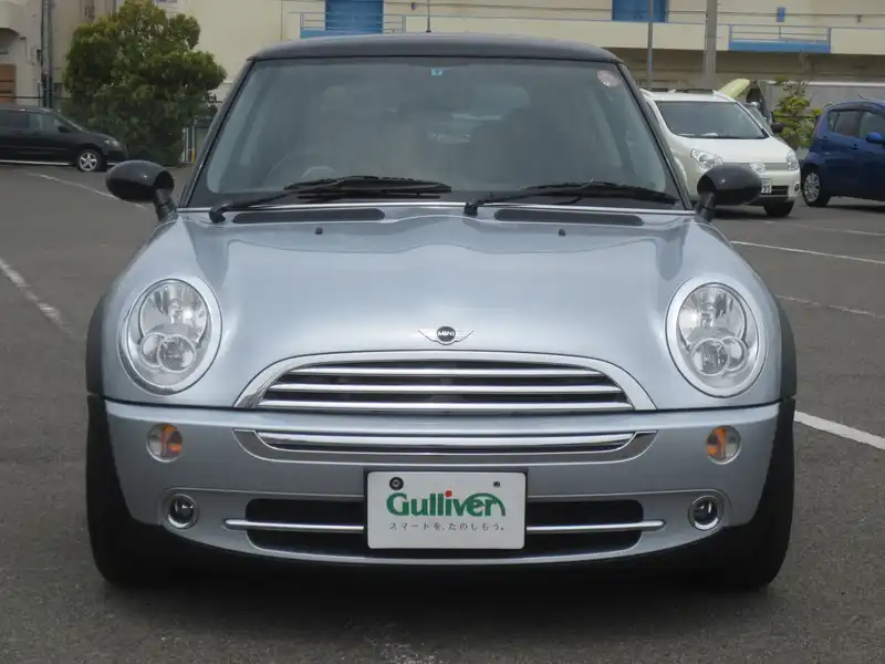 カタログ画像：ＭＩＮＩ（MINI） クーパー 2005年9月 GH-RA16 1600cc ピュア・シルバー（メタリック） 燃費13.4km / l  フロント