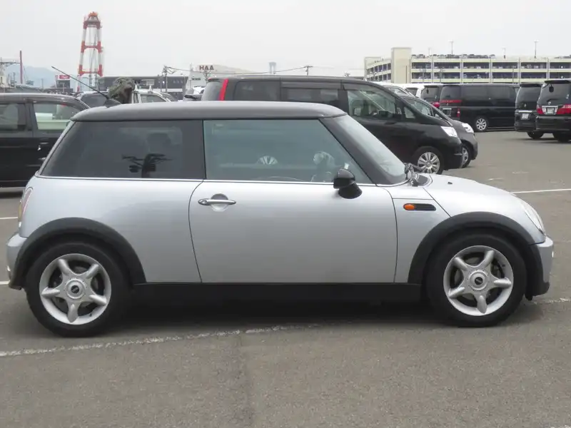 カタログ画像：ＭＩＮＩ（MINI） クーパー 2005年9月 GH-RA16 1600cc ピュア・シルバー（メタリック） 燃費13.4km / l  外装