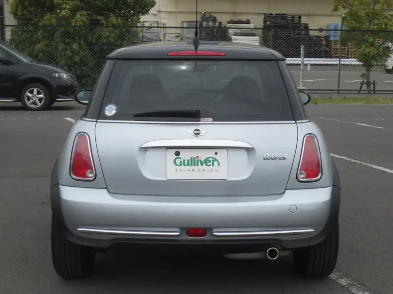 カタログ画像：ＭＩＮＩ（MINI） クーパー 2005年9月 GH-RA16 1600cc ピュア・シルバー（メタリック） 燃費13.4km / l  バック