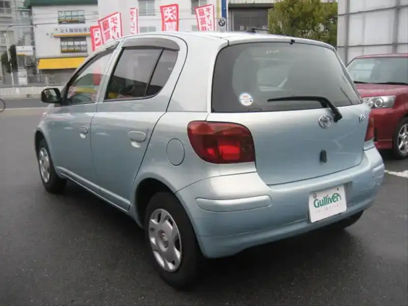 カタログ画像：ヴィッツ（VITZ） Ｆ Ｌパッケージ ナビスペシャル 2002年12月 UA-NCP15 1300cc ペールブルーマイカメタリック 燃費16.6km / l  バック