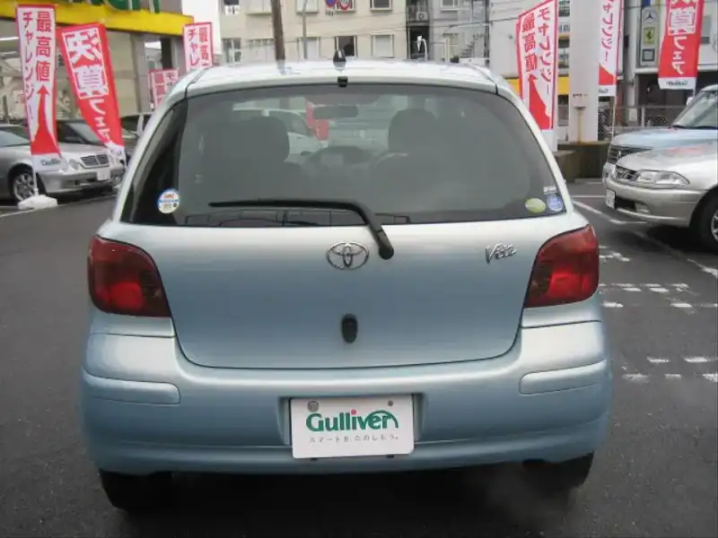 カタログ画像：ヴィッツ（VITZ） Ｆ Ｌパッケージ ナビスペシャル 2002年12月 UA-NCP15 1300cc ペールブルーマイカメタリック 燃費16.6km / l  バック