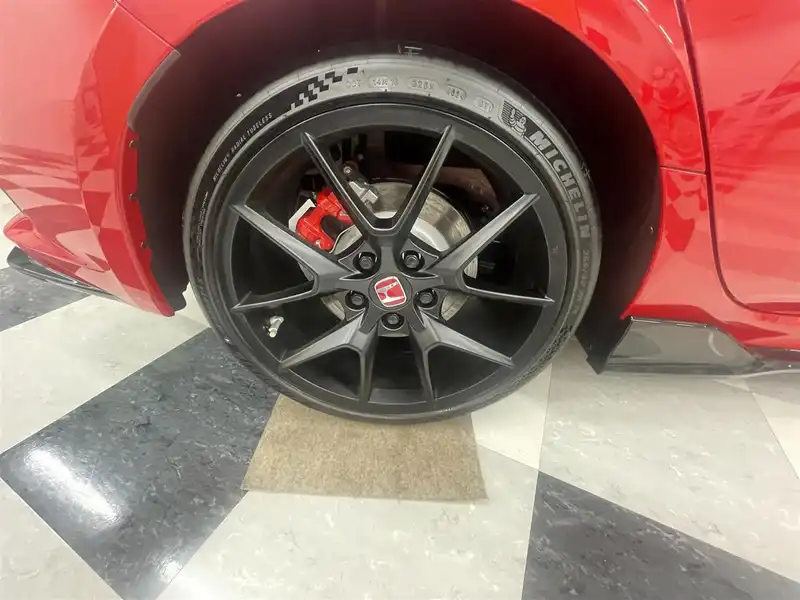 カタログ画像：シビック（CIVIC） タイプＲ レーシングブラックパッケージ 2025年9月 6BA-FL5 2000cc フレームレッド 燃費12.5km / l タイヤ